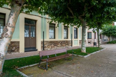 İspanya 'nın Astorga şehrinin duvarlarında bir bank ve bina