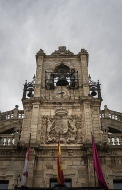 İspanya 'nın Astorga kentindeki 17. yüzyıl Barok Belediye Binası cephesinin ayrıntıları