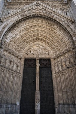 İspanya 'nın Toledo kentindeki Katedral' in kapısını çevreleyen taş oyma detaylar.