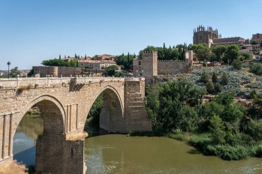 İspanya 'nın Toledo kentindeki Tagus nehri üzerindeki Saint Martin köprüsünün manzarası