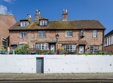 Mayıs 2015, Hastings, Doğu Sussex, İngiltere - Hastings, Sussex 'teki Old Town, Sussex, İngiltere' deki Kadim kulübeleri