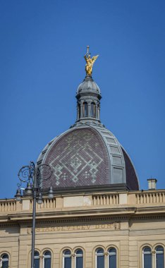Hırvatistan 'ın Zagreb kentinde tarihi bir binanın çatısında mimari bir kubbe
