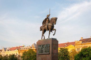 Hırvatistan 'ın Zagreb kentinde gün batımında Bronz binici kral Tomislav heykeli