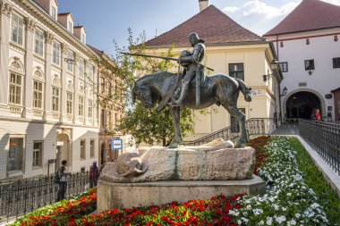 Hırvatistan 'ın Zagreb kentinde Aziz George ve Ejderha bronz heykeli