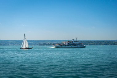 Meersburg, Almanya, Eylül 2016 - Feribot ve yat Almanya 'nın Meersburg kentinde Constance Gölü üzerinde