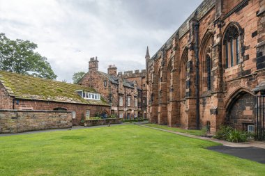 Carlisle, Cumbria, İngiltere, Ağustos 2020 - Carlisle Katedrali ve İngiltere 'nin Cumbria kentindeki binalar
