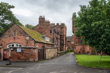 Carlisle, Cumbria, İngiltere, Ağustos 2020 - İngiltere 'nin Carlisle kentindeki kırmızı tuğlalı binalar