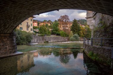 İtalya 'nın Udine ilindeki Tarcento şehrindeki Torre Nehri.