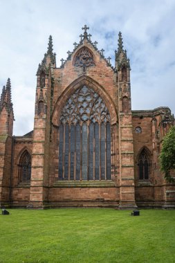 İngiltere 'nin Carlisle kentindeki kırmızı tuğlalı katedralin cephesi.