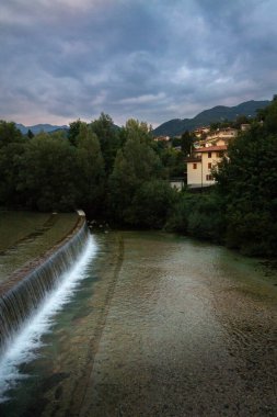 İtalya 'nın Udine ilindeki Tarcento şehrindeki Torre Nehri.
