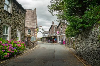 İngiltere 'nin Cumbria kentindeki Grasmere köyündeki tipik taş binalar.