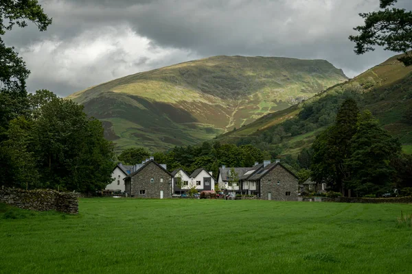 Vue Village Grasmere Avec Des Montagnes Arrière Plan Dans Lake Photo De Stock