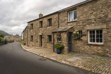 Dent, Cumbria, İngiltere 'deki taş binaların cephesi.