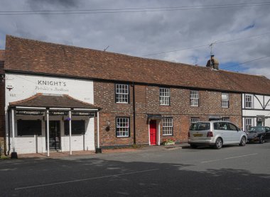 Godstone, Surrey, İngiltere 'deki kasap dükkanının sokak manzarası.