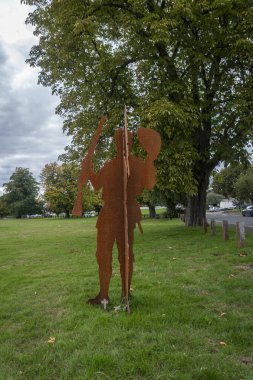 Godstone Green 'deki Rusty Metal Savaşı anıtı. İngiltere, Surrey' deki Godstone köyünde.