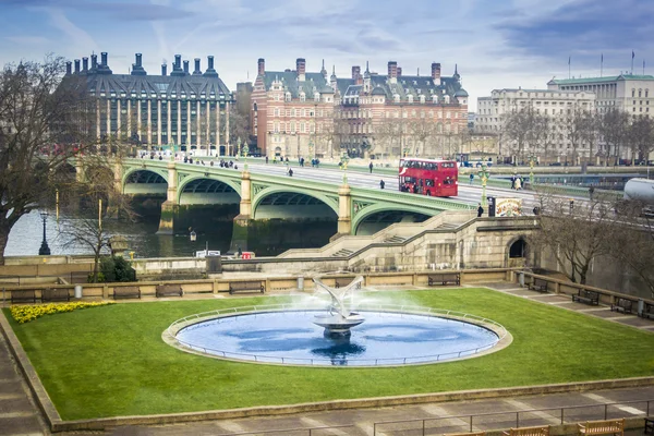 Fontän och London buss — Stockfoto