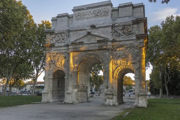 Arc de triomphe d'Orange i kväll solljus — Stockfoto