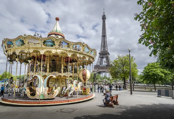 Carousel in Paris with the Eiffel Tower — Stock Photo, Image