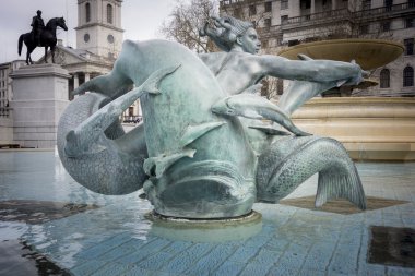 Deniz kızı ve yunus heykel, Trafalgar Square, Londra
