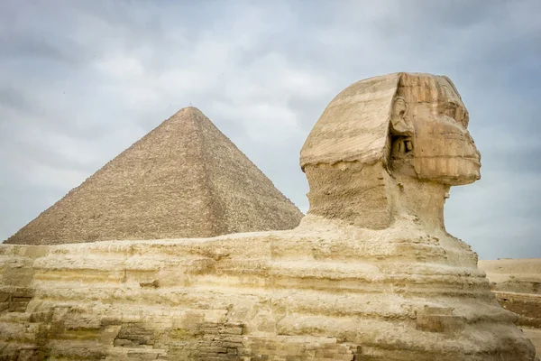 The Sphinx and Pyramid of Khufu — Stock Photo, Image