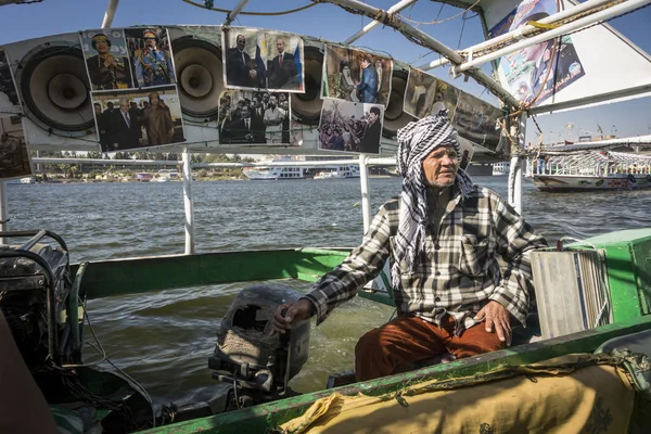 카이로, 이집트 나 일 강에 강 택시 드라이버 — 스톡 사진