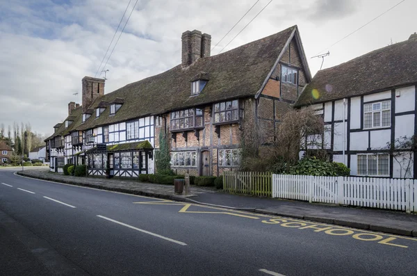Pueblo inglés con casas enmarcadas en madera, Biddenden, Kent. Reino Unido — Foto de Stock