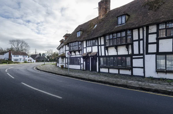 Engelsk by med timmer inramade hus, Biddenden, Kent. Storbritannien — Stockfoto