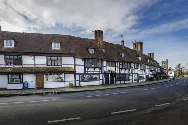 Engelsk by med timmer inramade hus, Biddenden, Kent. Storbritannien — Stockfoto