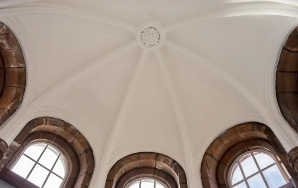 Soffitto a cupola bianca con finestre — Foto Stock