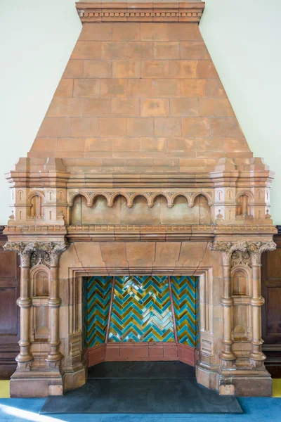 Antigua chimenea ornamentada — Foto de Stock