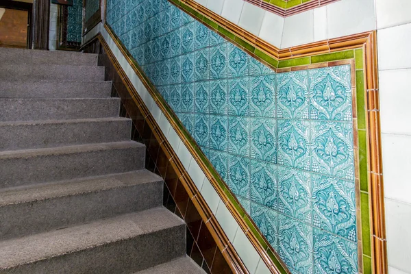 Escadaria de granito com telhas cerâmicas modeladas — Fotografia de Stock