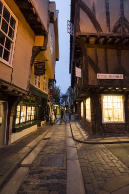 Alacakaranlıkta, York karmakarışık