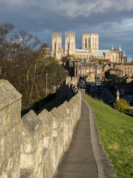 Ministro de York y muro de la ciudad —  Fotos de Stock