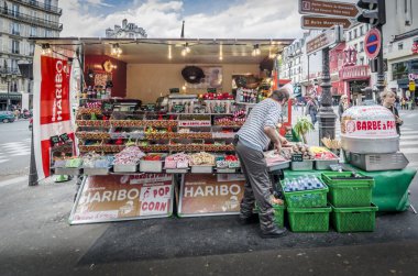 Sokak satıcısı satan tatlılar
