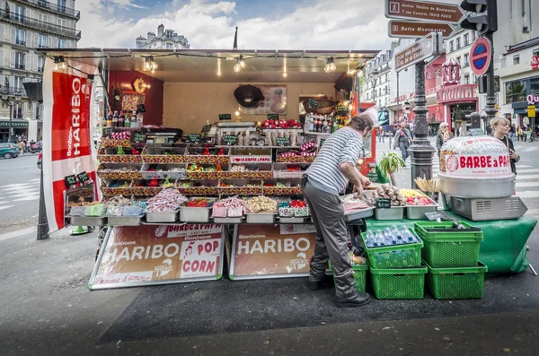 Gatuförsäljare säljer godis — Stockfoto