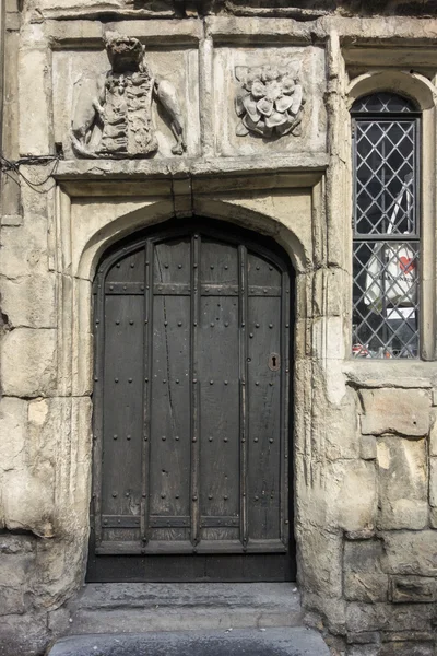 Puerta medieval y arquitectura — Foto de Stock