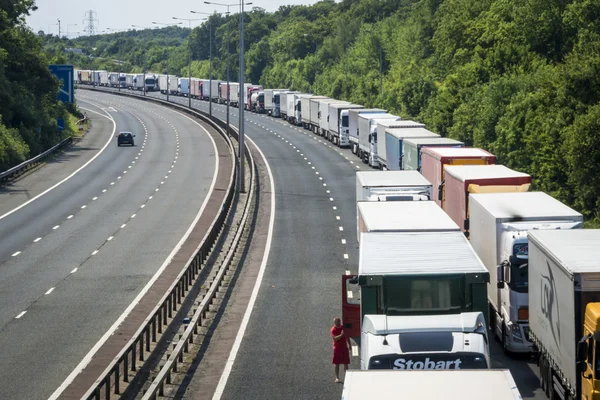 Lorries parcat pe M20 în operațiunea stivă — Fotografie, imagine de stoc