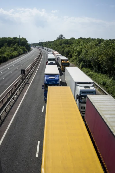 Φορτηγά παρκαρισμένα για το M20 σε λειτουργία στοίβα — Φωτογραφία Αρχείου