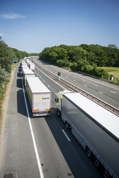 Φορτηγά παρκαρισμένα για το M20 σε λειτουργία στοίβα — Φωτογραφία Αρχείου