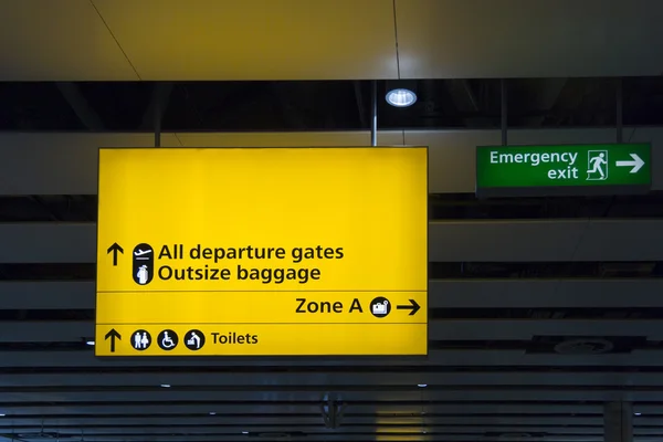 空港出発ゲートとトイレ標識 — ストック写真