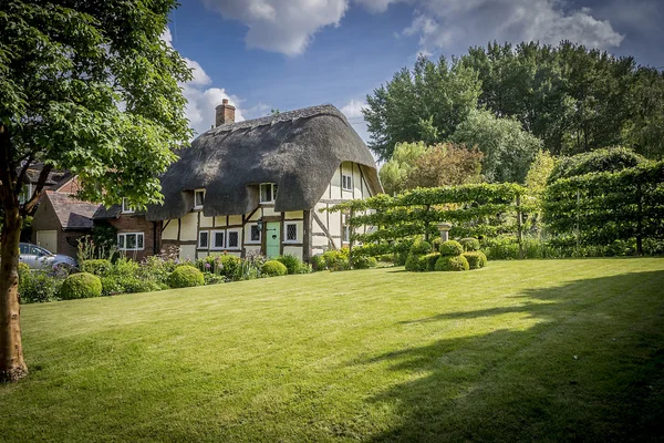 English Village Thatched Cottage and garden — Stock Photo, Image