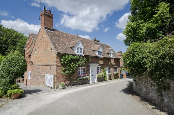 Cottage em English Village em Kent, Reino Unido — Fotografia de Stock