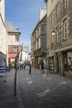 Arnavut kaldırımlı sokakta Ortaçağ: Dinan, Brittany, Fransa