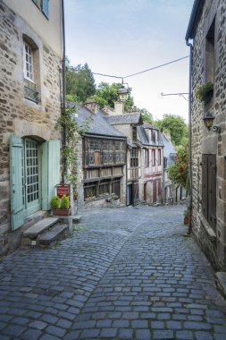 Arnavut kaldırımlı sokakta Ortaçağ: Dinan, Brittany, Fransa