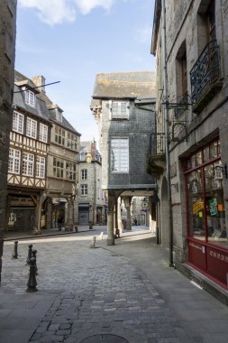 Arnavut kaldırımlı sokakta Ortaçağ: Dinan, Brittany, Fransa