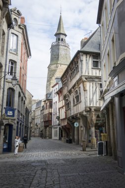 Arnavut kaldırımlı sokakta Ortaçağ: Dinan, Brittany, Fransa