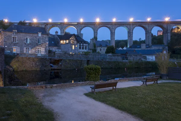 Geceleri Dinan, Brittany, Fransa viyadük — Stok fotoğraf