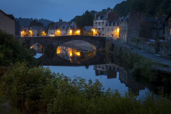 Rivier de Rance nachts in Dinan, Bretagne, Frankrijk — Stockfoto