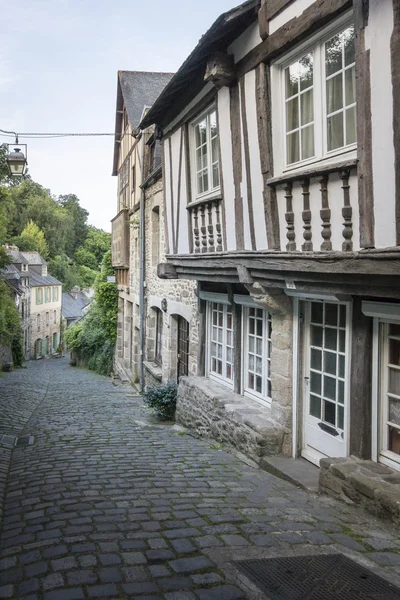 ディナン、ブルターニュ、フランスでは中世の石畳の通り — ストック写真
