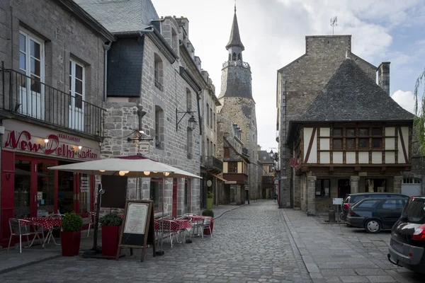 Medieval Cobbled Street em Dinan, Bretanha, França — Fotografia de Stock
